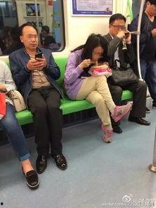 女子地铁内吃瓜,女子地铁内吃瓜引发热议  第1张