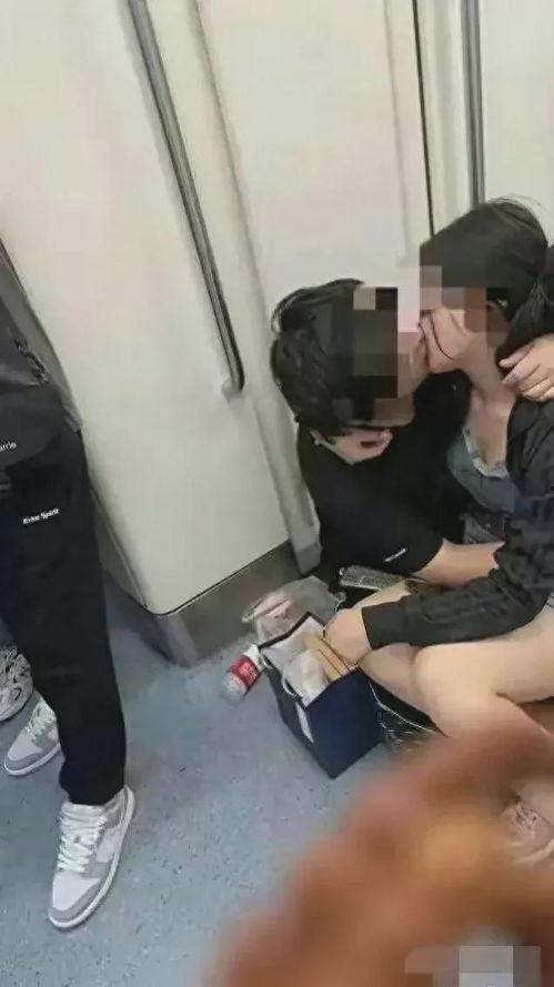 女子地铁内吃瓜,女子地铁内吃瓜引发热议  第2张
