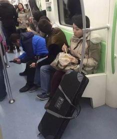女子地铁内吃瓜,女子地铁内吃瓜引发热议  第3张