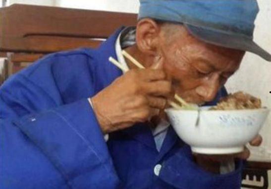 大爷吃瓜看戏图片,大爷吃瓜看戏，乐享晚年时光