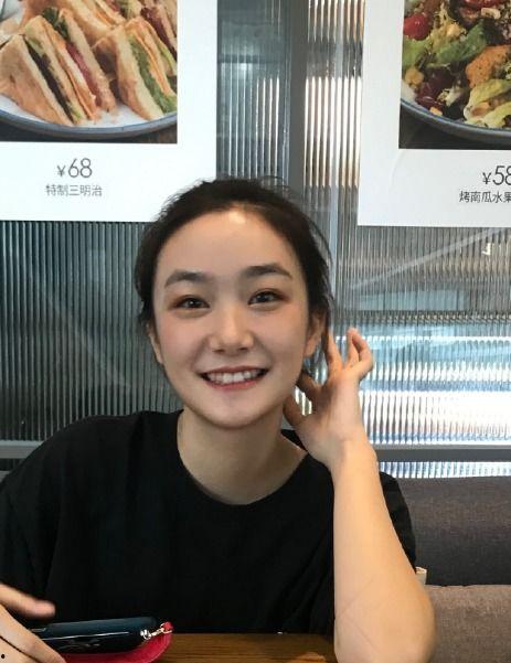 杨紫吃瓜吃各种美甲,吃瓜之余，指尖艺术大放异彩