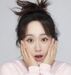 杨紫吃瓜吃各种美甲,吃瓜之余，指尖艺术大放异彩