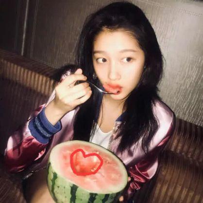 艺术照吃瓜女孩  第2张