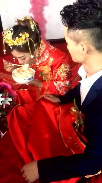 新郎官吃瓜吃自己头上,喜宴变闹剧