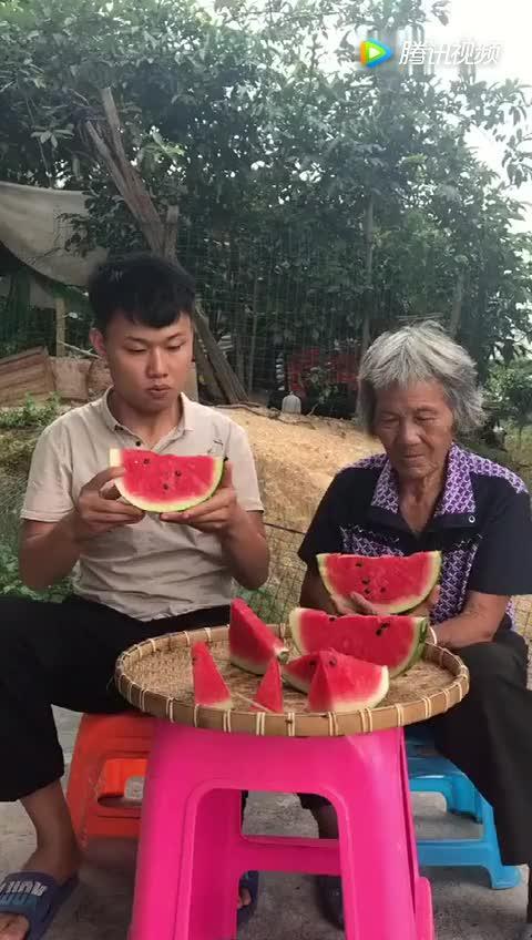 给老奶奶吃瓜,给老奶奶送瓜的温馨瞬间