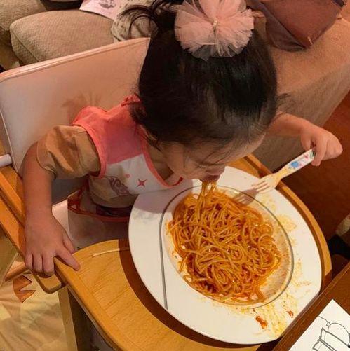 肉团安安吃瓜,揭秘娱乐圈幕后故事  第1张