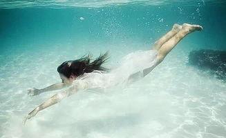 小姨小溪游泳吃瓜  第1张