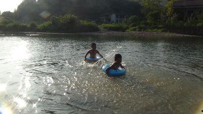 小姨小溪游泳吃瓜  第2张