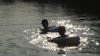 小姨小溪游泳吃瓜  第3张