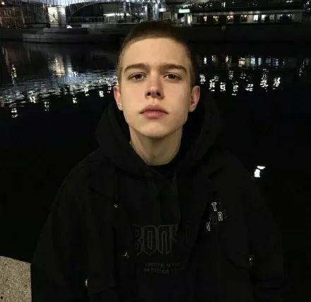 闷头吃瓜头像男生,闷头吃瓜的帅气男生  第2张