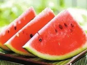夏季吃瓜别扔皮,吃瓜不弃皮，美味与营养双丰收